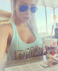 Coquine qui veut de la bite dans le cul