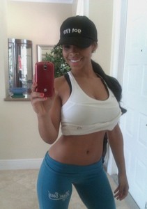 Une jeune coquine aux gros seins sans tabou cherche un libertin sans lendemain