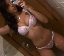 Fille avaleuse pour une soirée sexe à Avignon