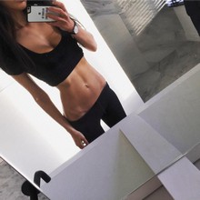 Jeune coquine qui adore profiter d'une sodomie