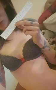 Jeune coquine chaude comme la braise aux gros seins pour une rencontre sexe