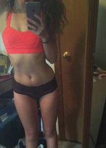 Jeune coquine aux gros seins en manque de sexe et de plans sexe