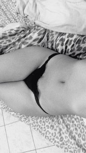 Une jeune coquine sans complexe cherche un beau mec moins de 30 ans