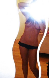 Jeune coquine chaude comme la braise pour une rencontre discrète sans attendre